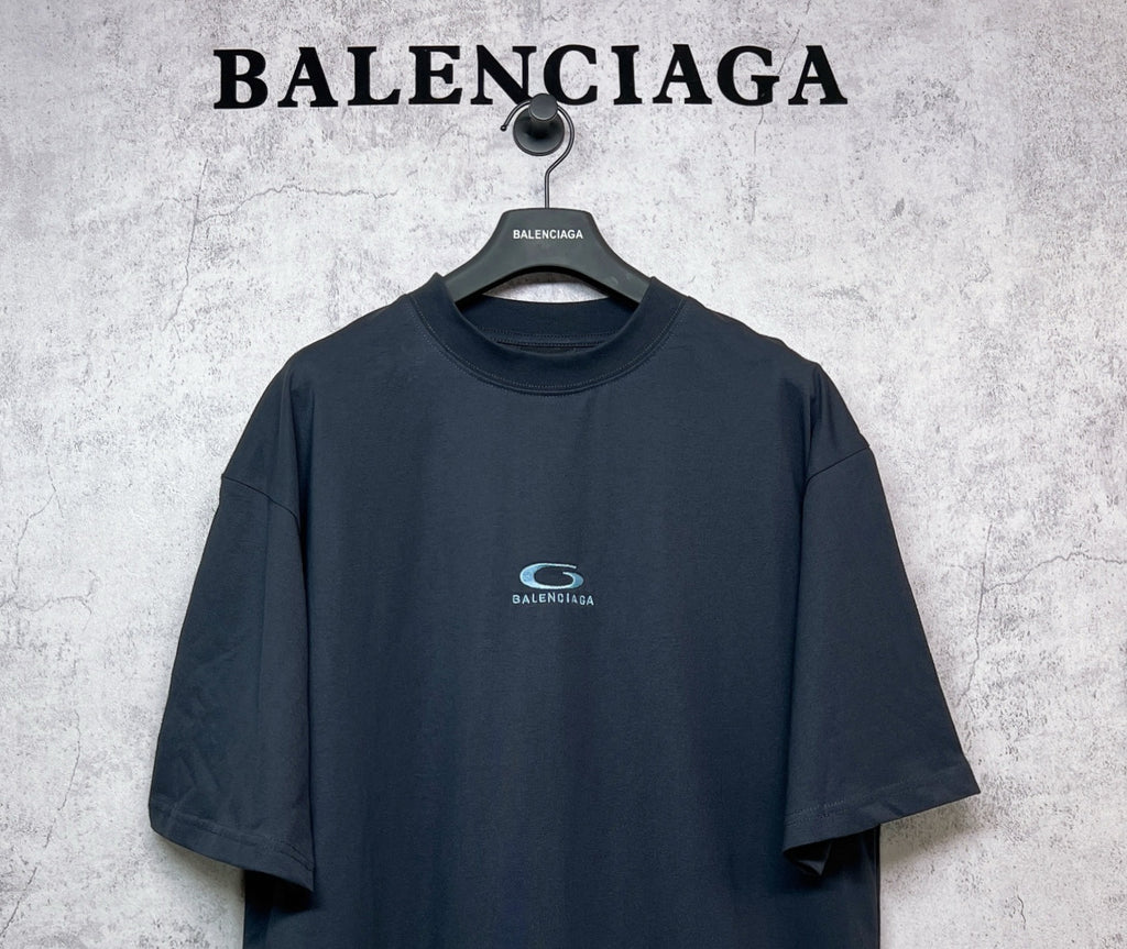 Short-sleeve T-shirt in dark navy with crew neck and small chest logo