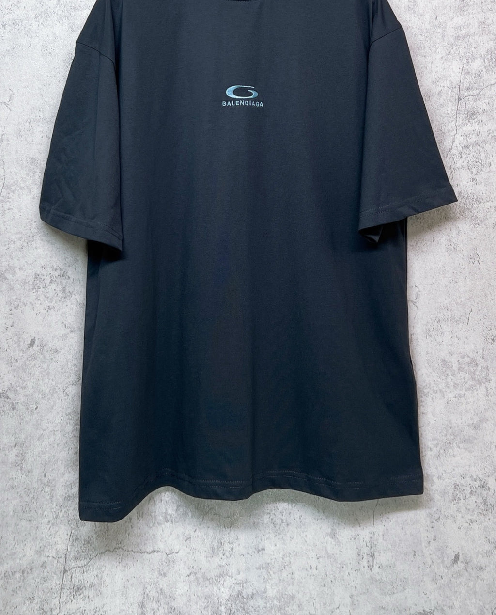 Dark navy short-sleeve T-shirt with crew neck, straight hem, logo on upper chest