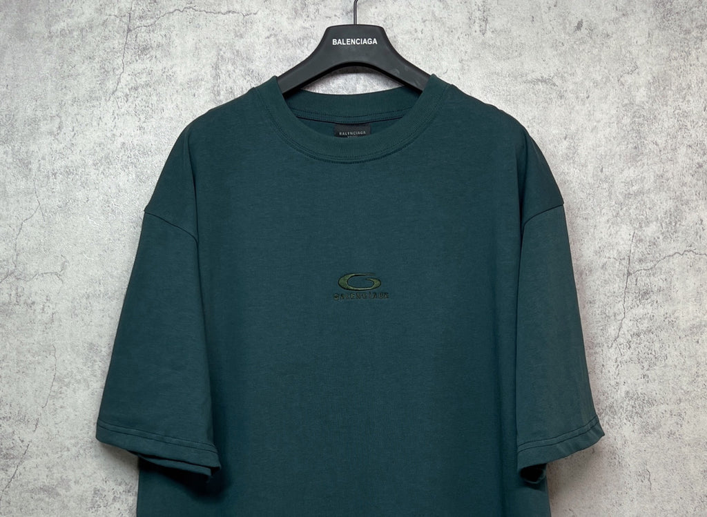 Teal short-sleeve T-shirt with crew neck and small chest emblem