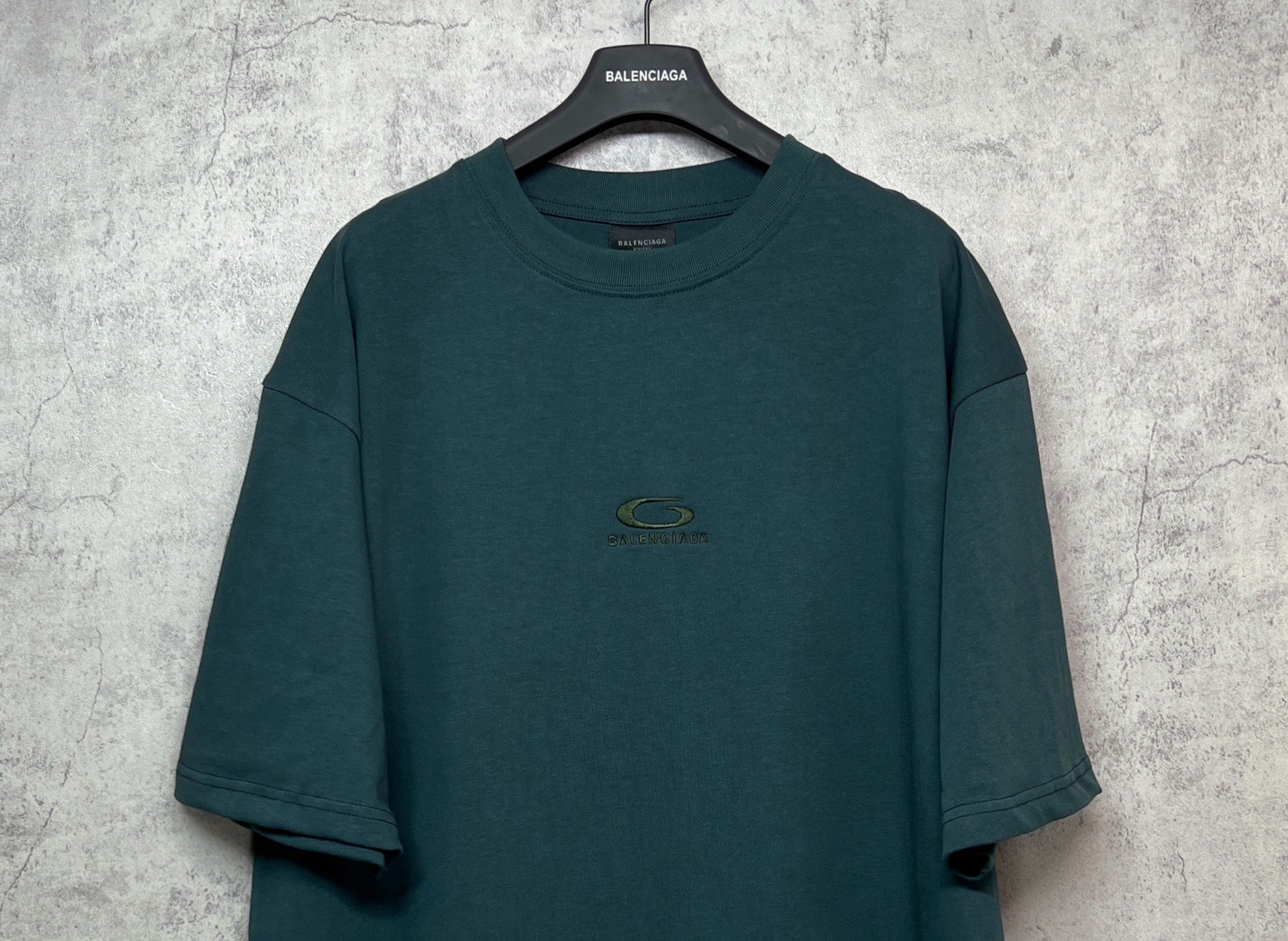 Teal short-sleeve T-shirt with crew neck and small chest emblem