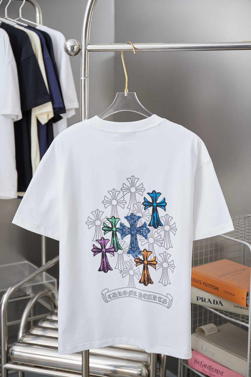 White short-sleeve T-shirt with multicolor cross and flower embroidery on the back