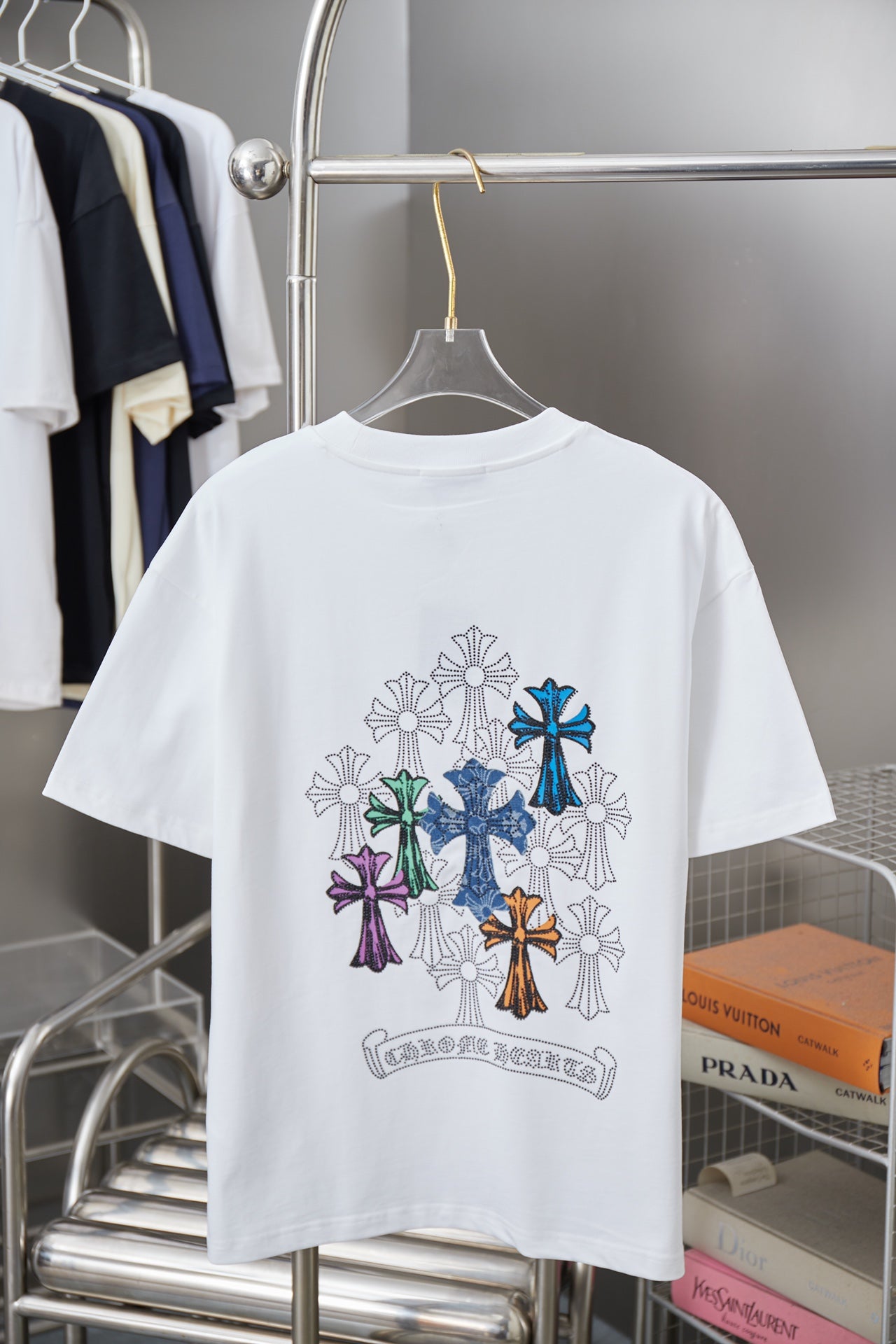 White short-sleeve T-shirt with multicolor cross and flower embroidery on the back