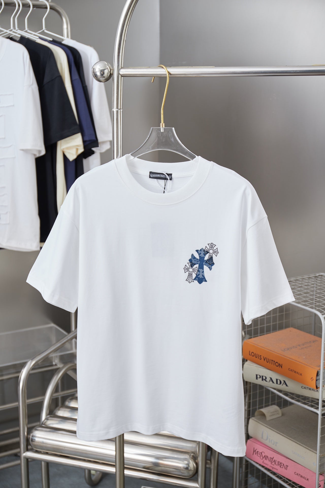 White short-sleeve T-shirt with blue cross and flower embroidery on the chest
