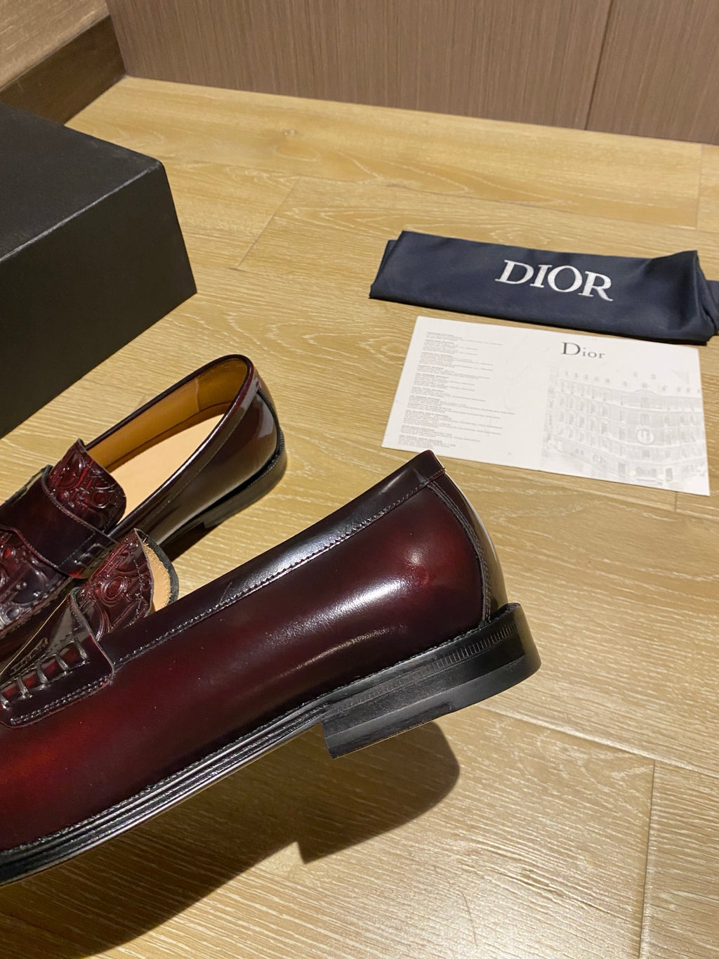 Burgundy leather loafer with flat sole and slip-on profile