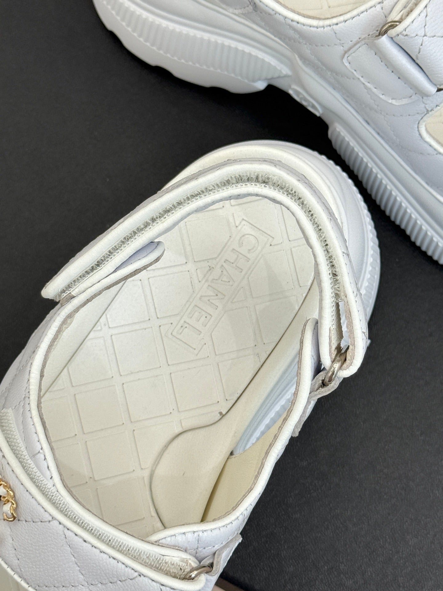 Chanel ladies white leather sandal with textured insole and rounded rubber sole edge