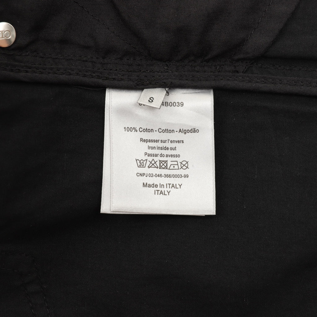 Interior label on dark pants showing 100% cotton and Made in Italy