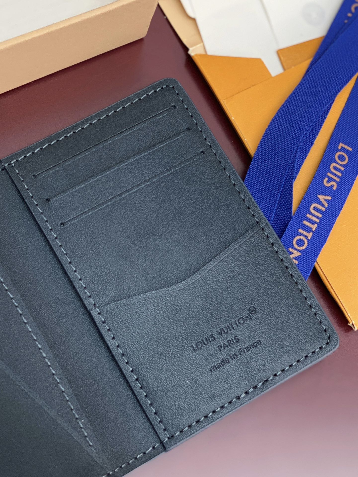 Small Louis Vuitton leather card holder, card slot panel with logo embossing
