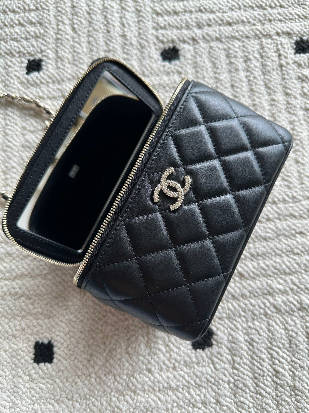 Chanel quilted bag with zipper opening, black interior and card-slot lining