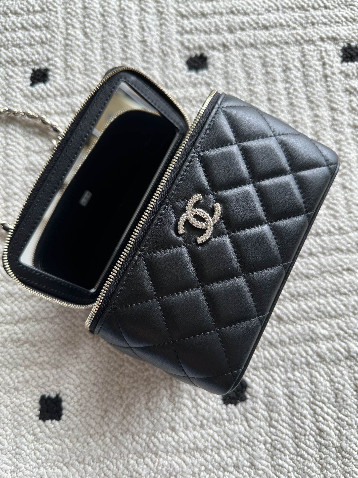 Chanel quilted bag with zipper opening, black interior and card-slot lining