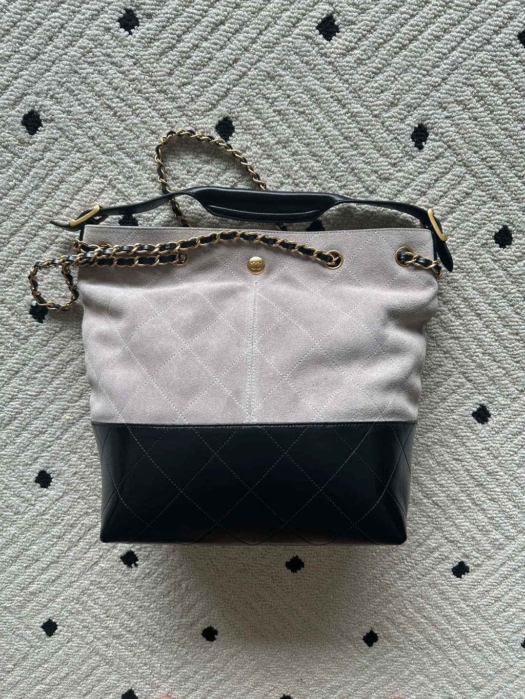 Two-tone shoulder bag with chain strap and top handle; light fabric, black base