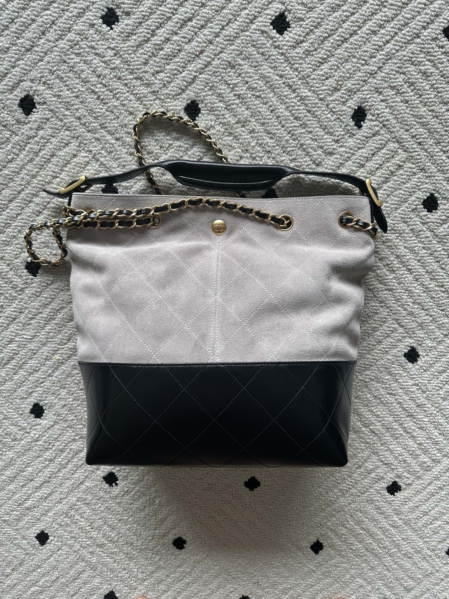 Two-tone shoulder bag with chain strap and top handle; light fabric, black base