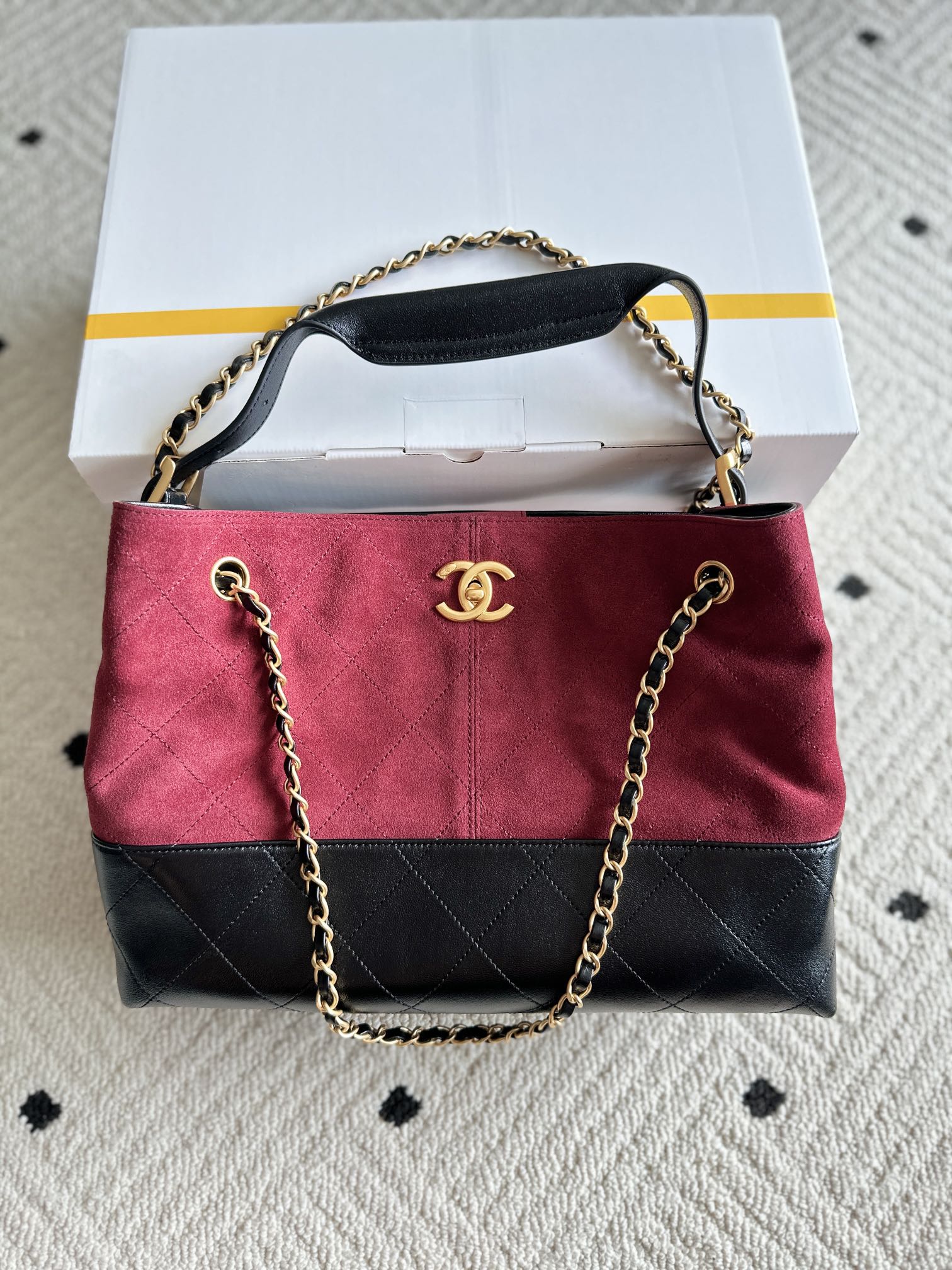 Two-tone handbag with chain strap, burgundy fabric and black front flap pocket