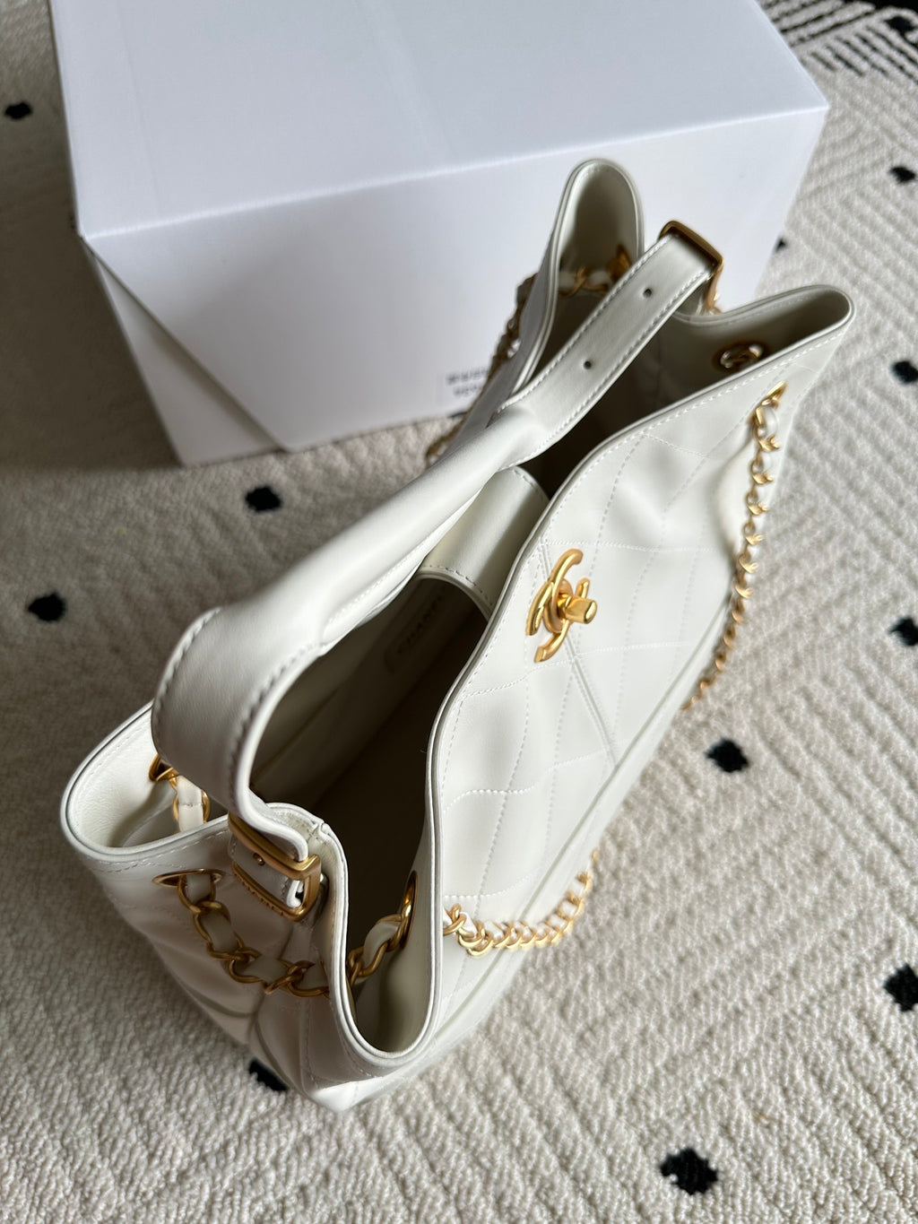 White Chanel shoulder bag with gold chain strap and CC emblem on side