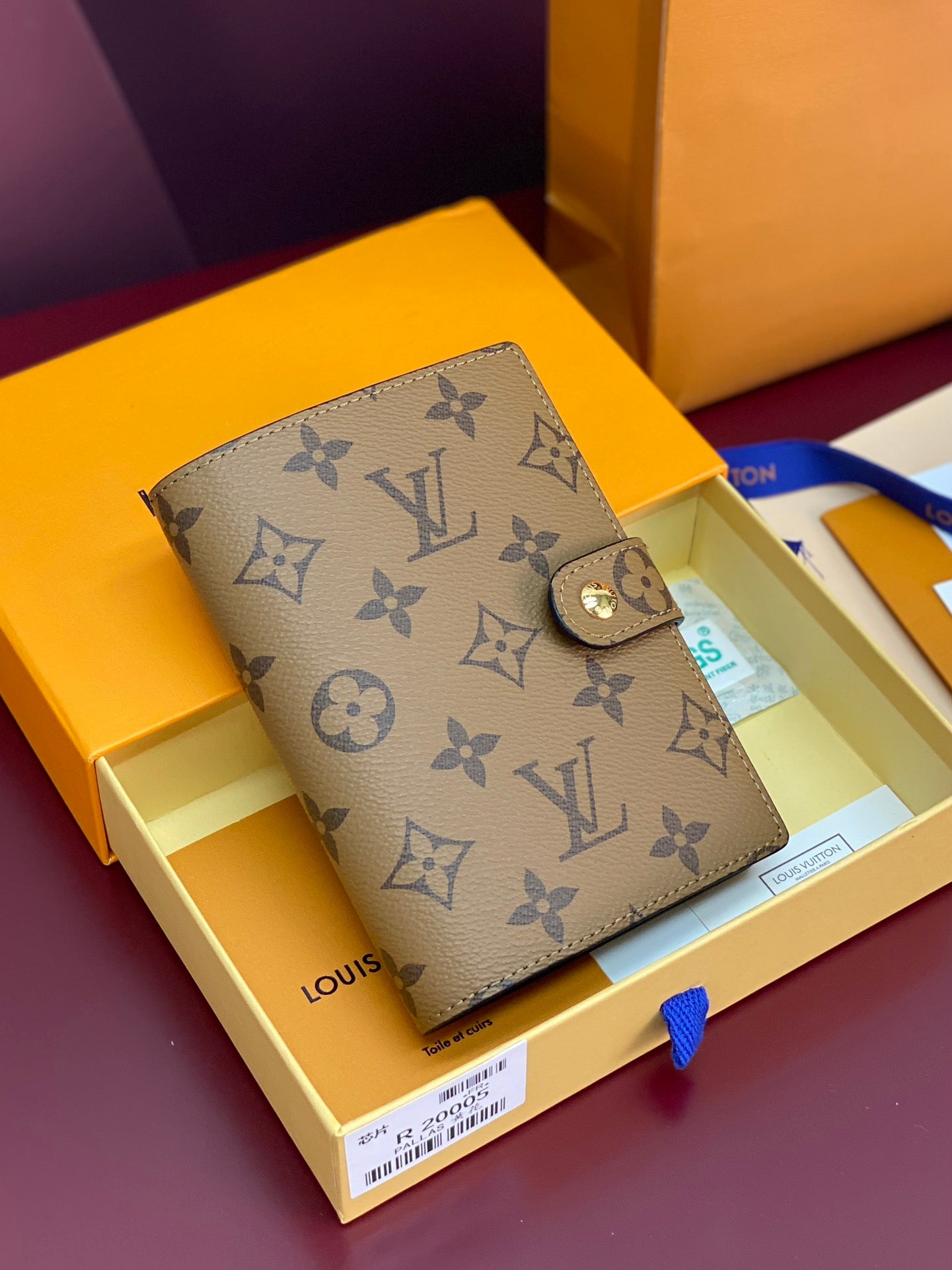 Small bag with tan Louis Vuitton monogram and front snap clasp