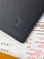 Small bag corner in dark textured leather with embossed logo
