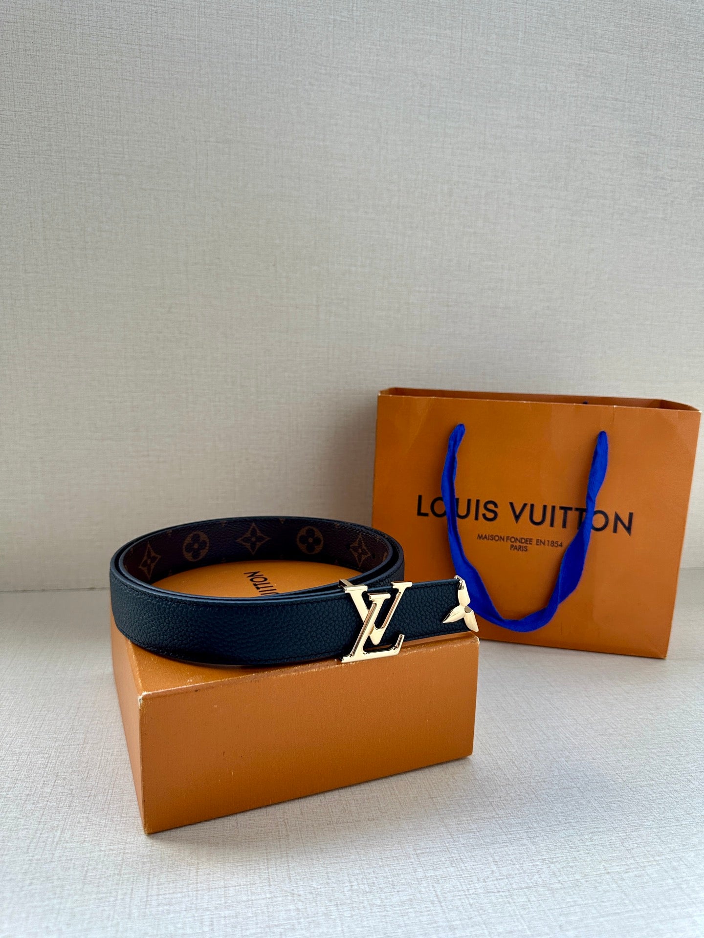 Leather belt in dark blue with gold LV buckle and monogram accent