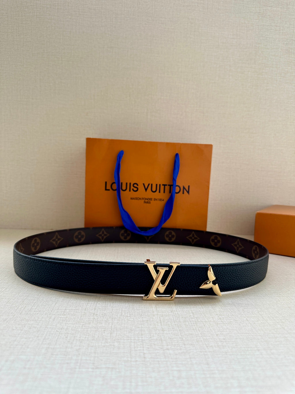 Louis Vuitton belt in dark blue leather with gold LV buckle and monogram print