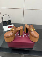 Gucci platform mules, tan leather, gold Horsebit buckle and thick block heel