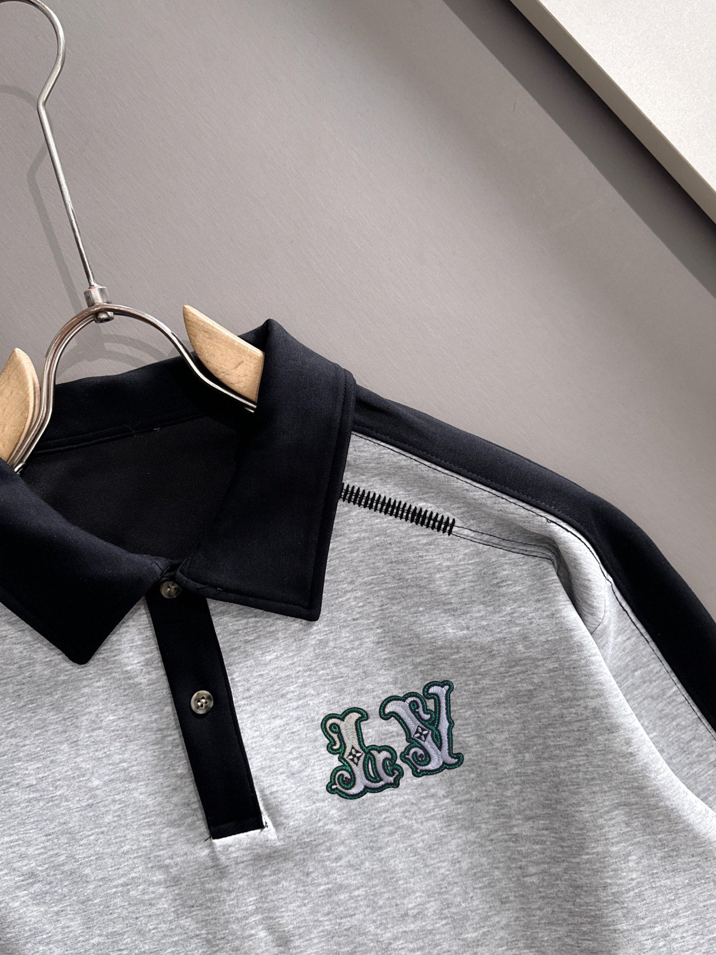 Close-up Louis Vuitton two-tone long-sleeve shirt with black collar and green logo