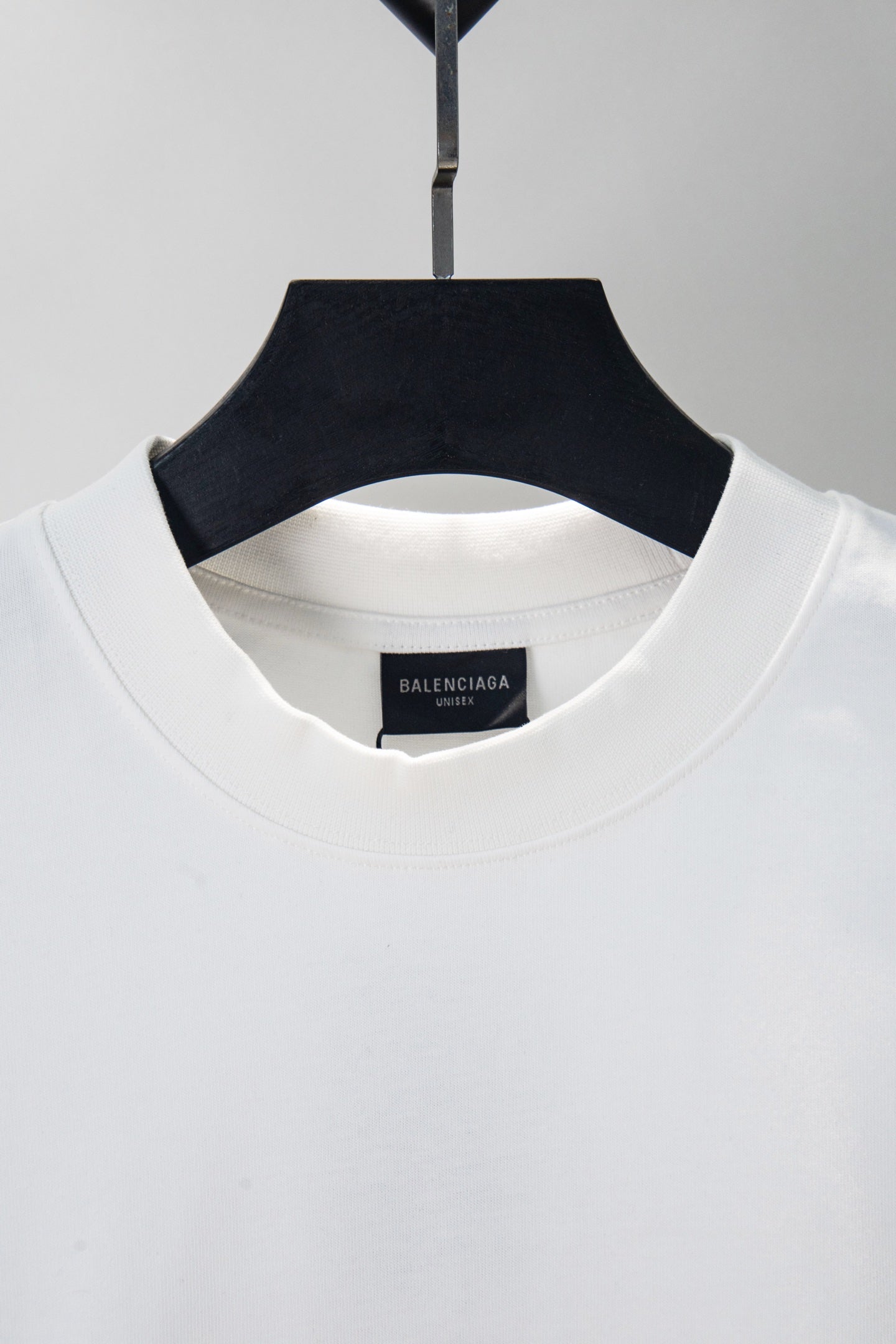 White Balenciaga crew-neck T-shirt collar with inner brand label