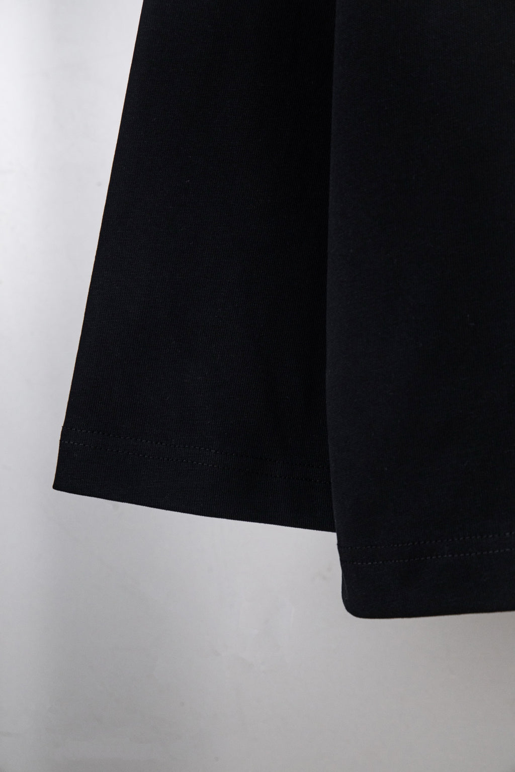 Black long-sleeve T-shirt with straight hem and subtle stitching