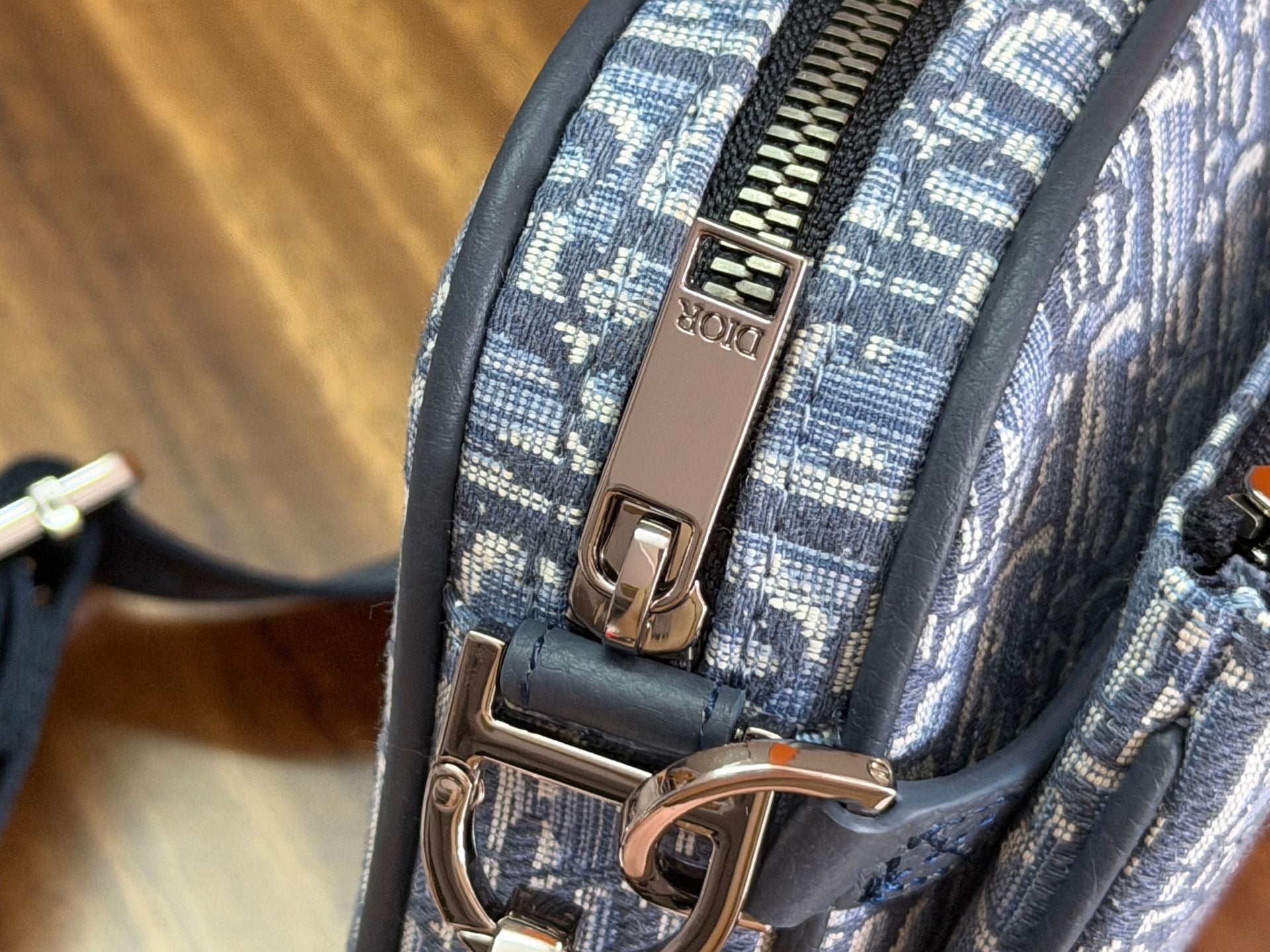 Dior blue Oblique bag strap with metal clasp and decorative zipper pull