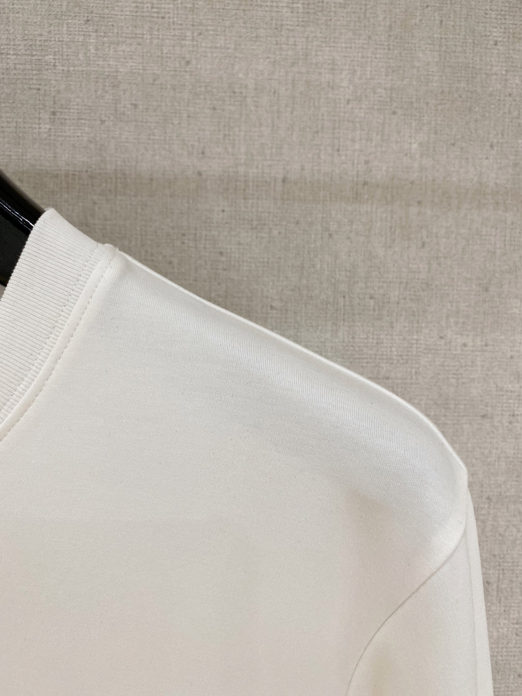 White long-sleeve T-shirt sleeve and shoulder seam