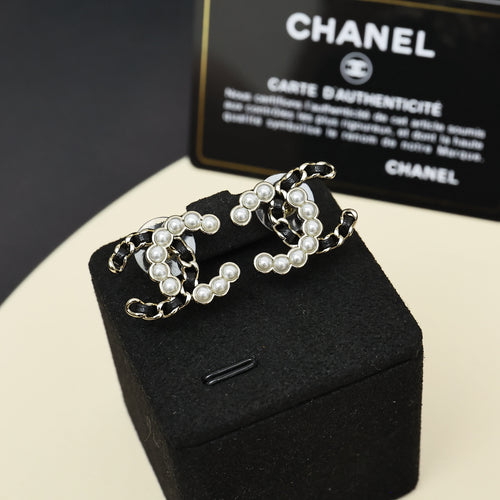 Pearl and gold-tone chain bracelet with heart-like links, on black display box
