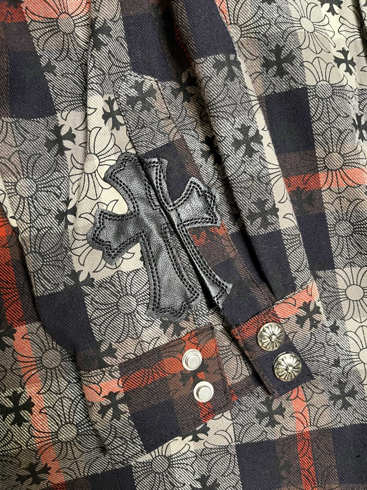 Shirt front placket with buttoned pocket detail and plaid floral print