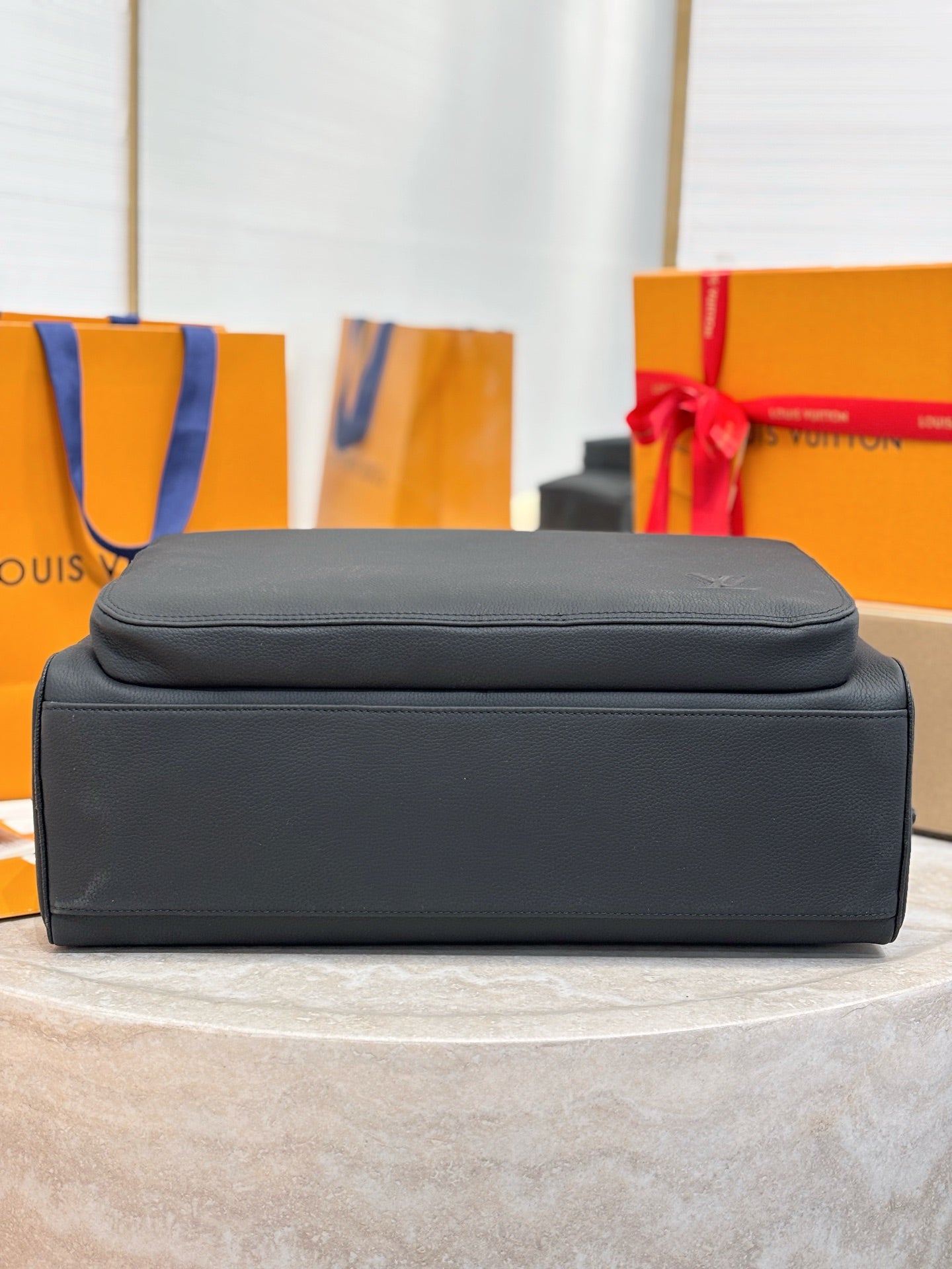 Men's briefcase bag in dark gray leather, rounded top and smooth front