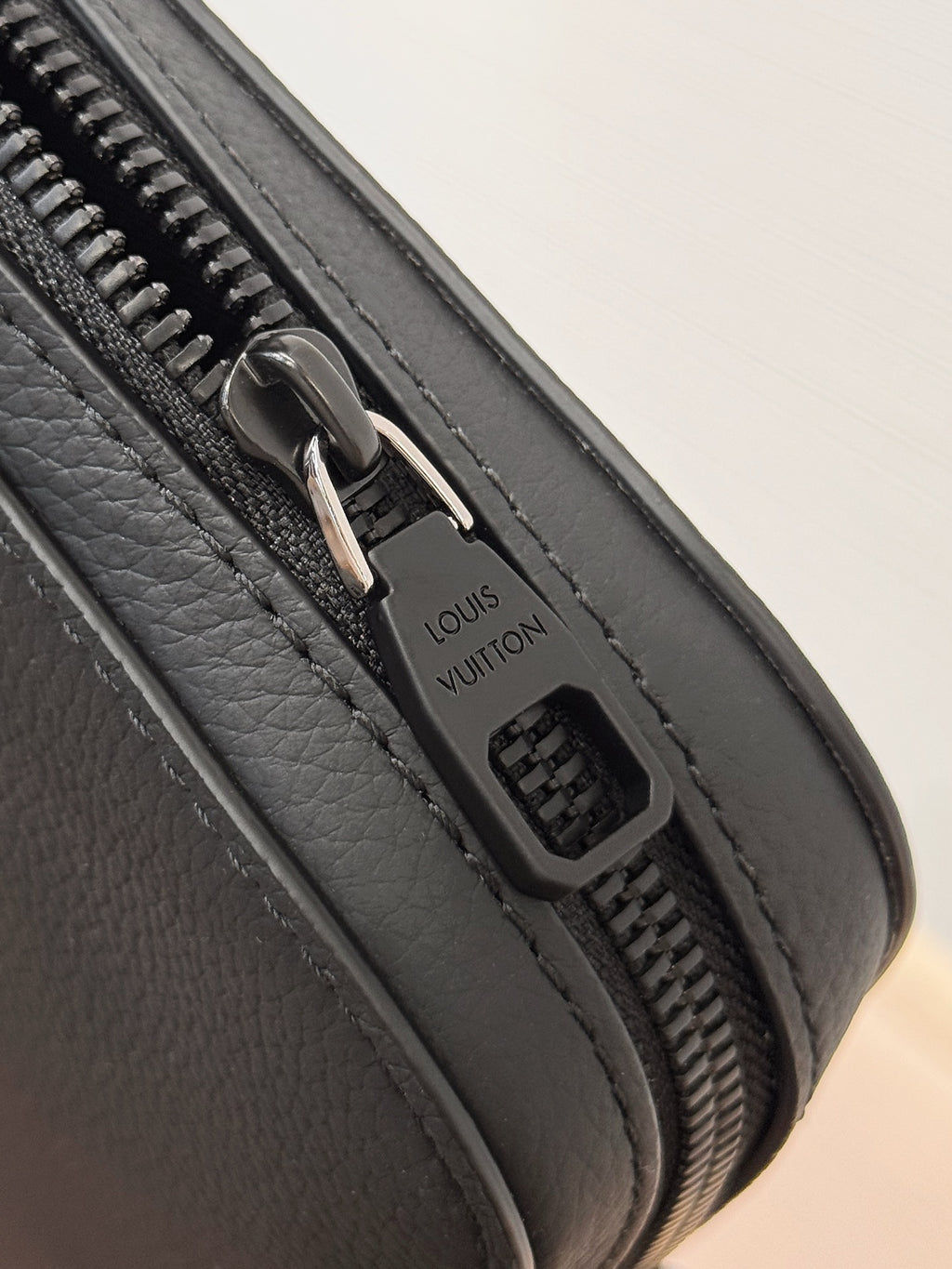 Louis Vuitton men’s leather tote bag, black zipper with engraved logo pull