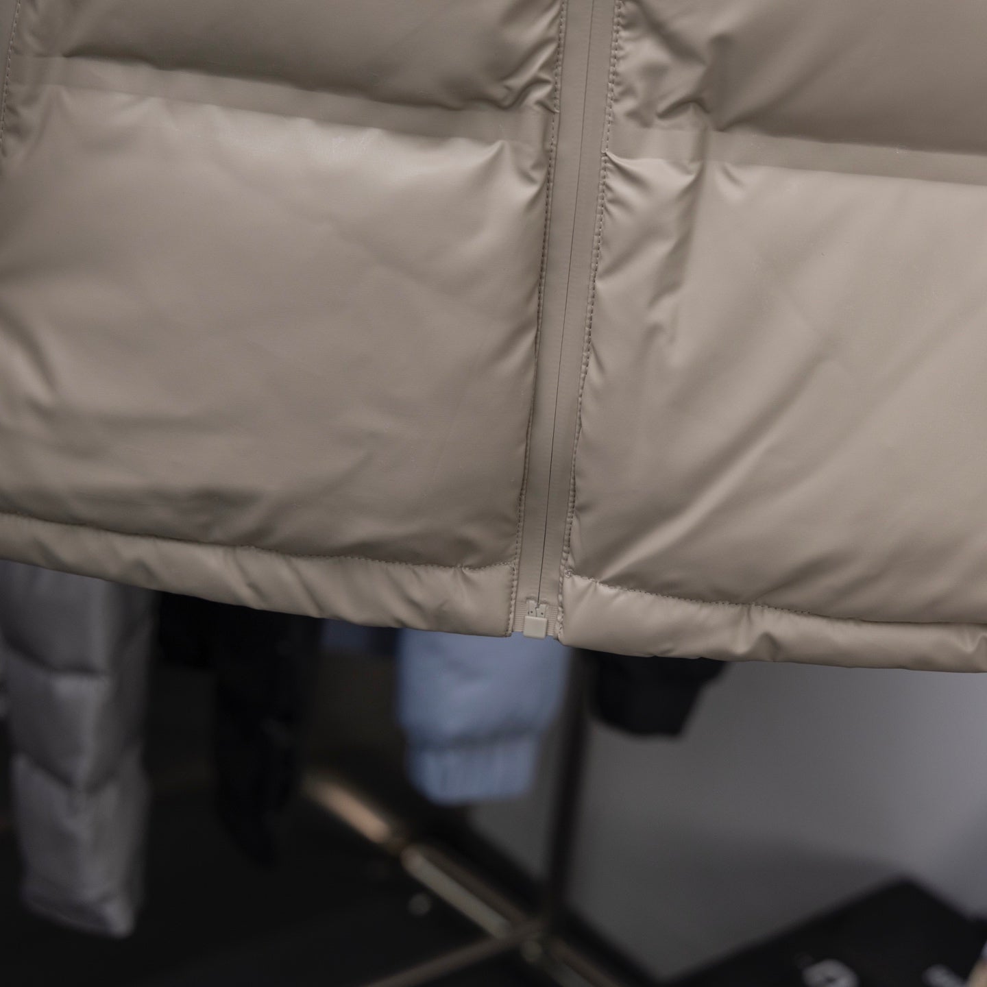 Long coat front panel, beige quilting and central zipper