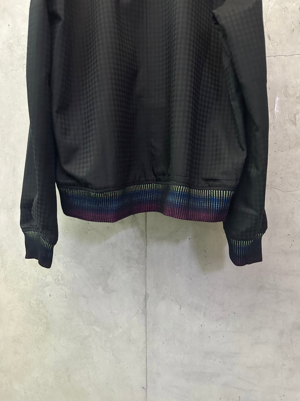 Long-sleeve jacket back lower, dark with multicolor striped ribbed hem and cuffs