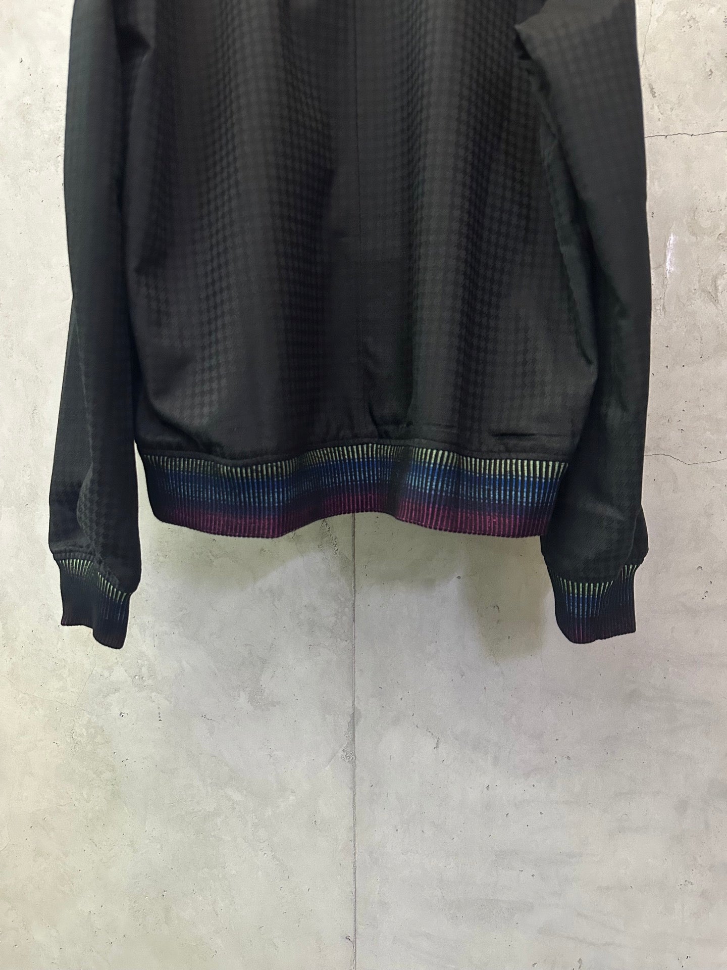 Long-sleeve jacket back lower, dark with multicolor striped ribbed hem and cuffs