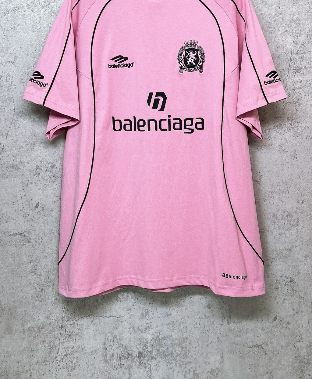 Balenciaga short-sleeve T-shirt, pink front close-up with crest and balenciaga logo