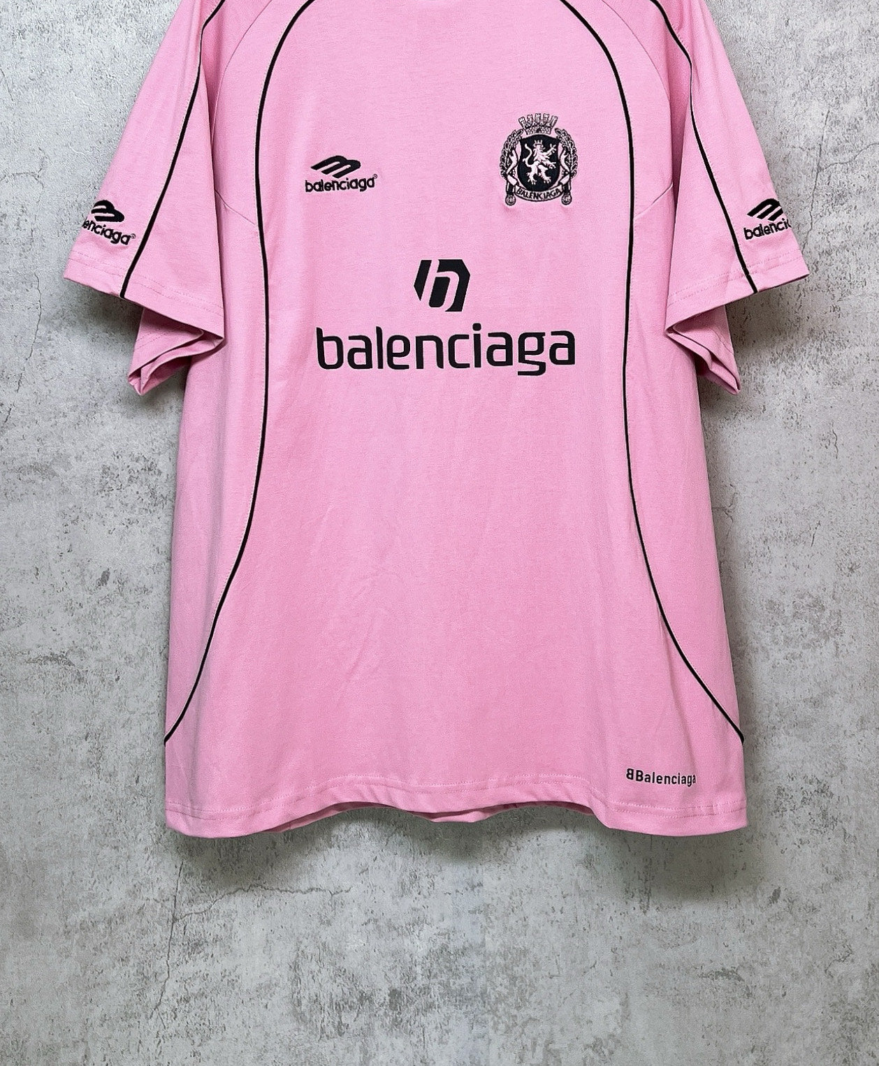 Balenciaga short-sleeve T-shirt, pink front close-up with crest and balenciaga logo