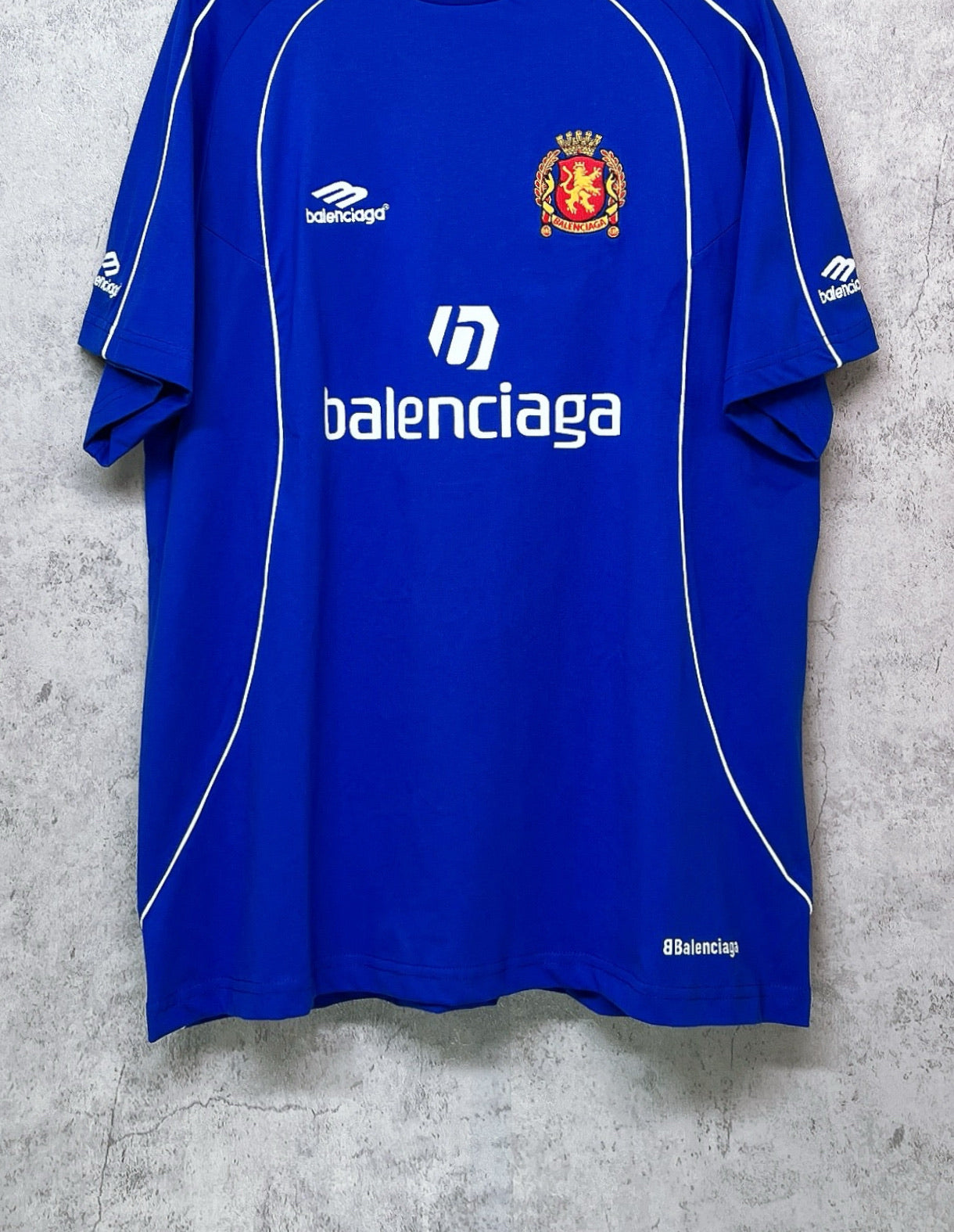 Blue short-sleeve jersey with 'balenciaga' logo and white piping seams