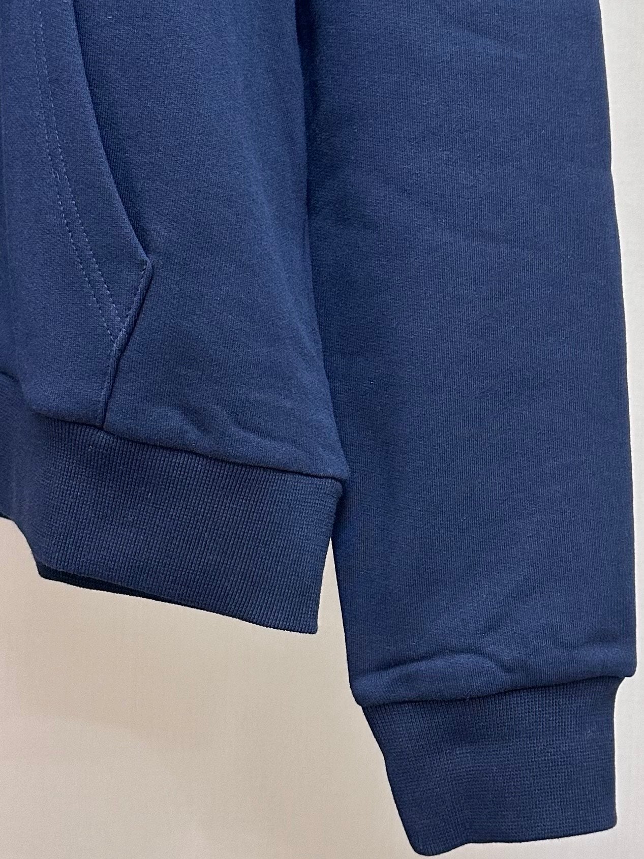 Navy hoodie with ribbed hem and long sleeves