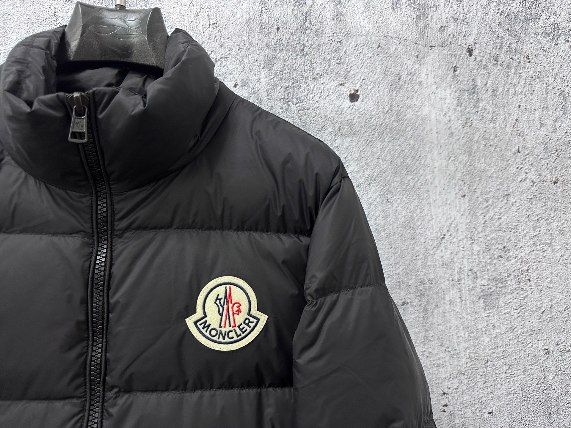 Long puffer jacket shoulder and chest logo patch in dark color