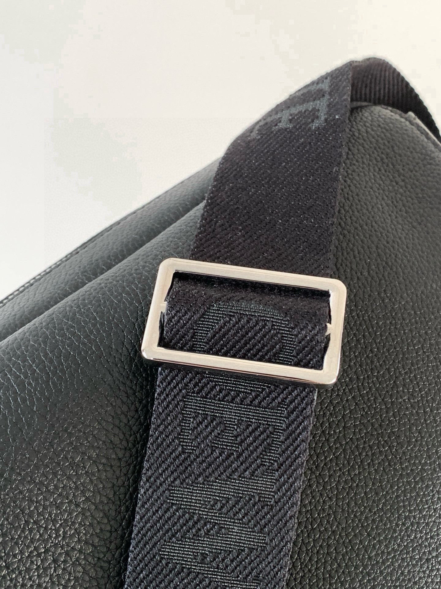 Leather crossbody bag corner with metal buckle and jacquard strap
