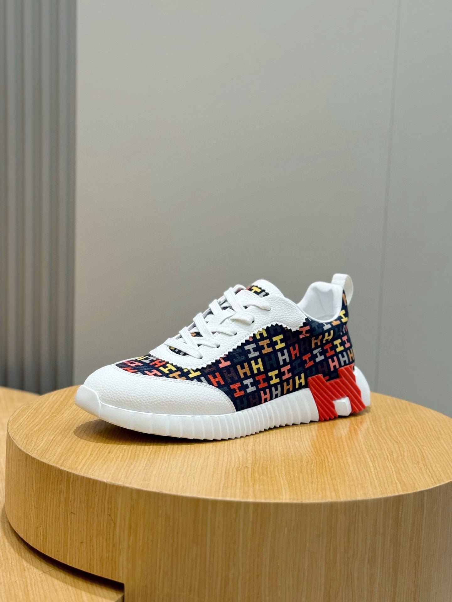 Hermes unisex sneakers, side view, white sole and logo-pattern upper