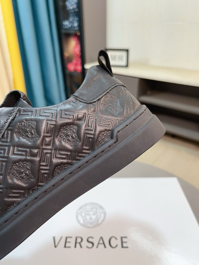 Leather low-top sneakers in dark gray, embossed logo panel with lace-up