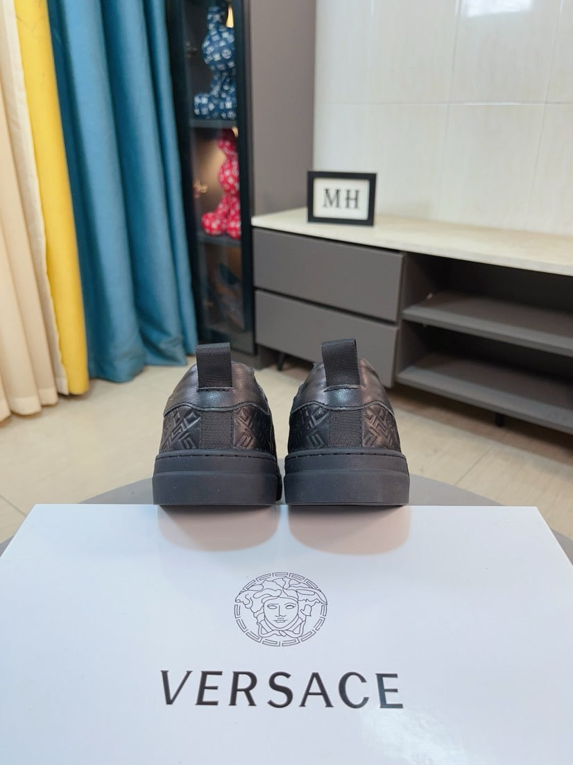 Sneakers in dark gray with cushioned heel and logo medallion, lace-up