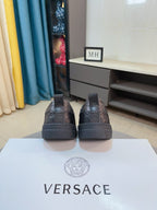 Sneakers in dark gray with cushioned heel and logo medallion, lace-up