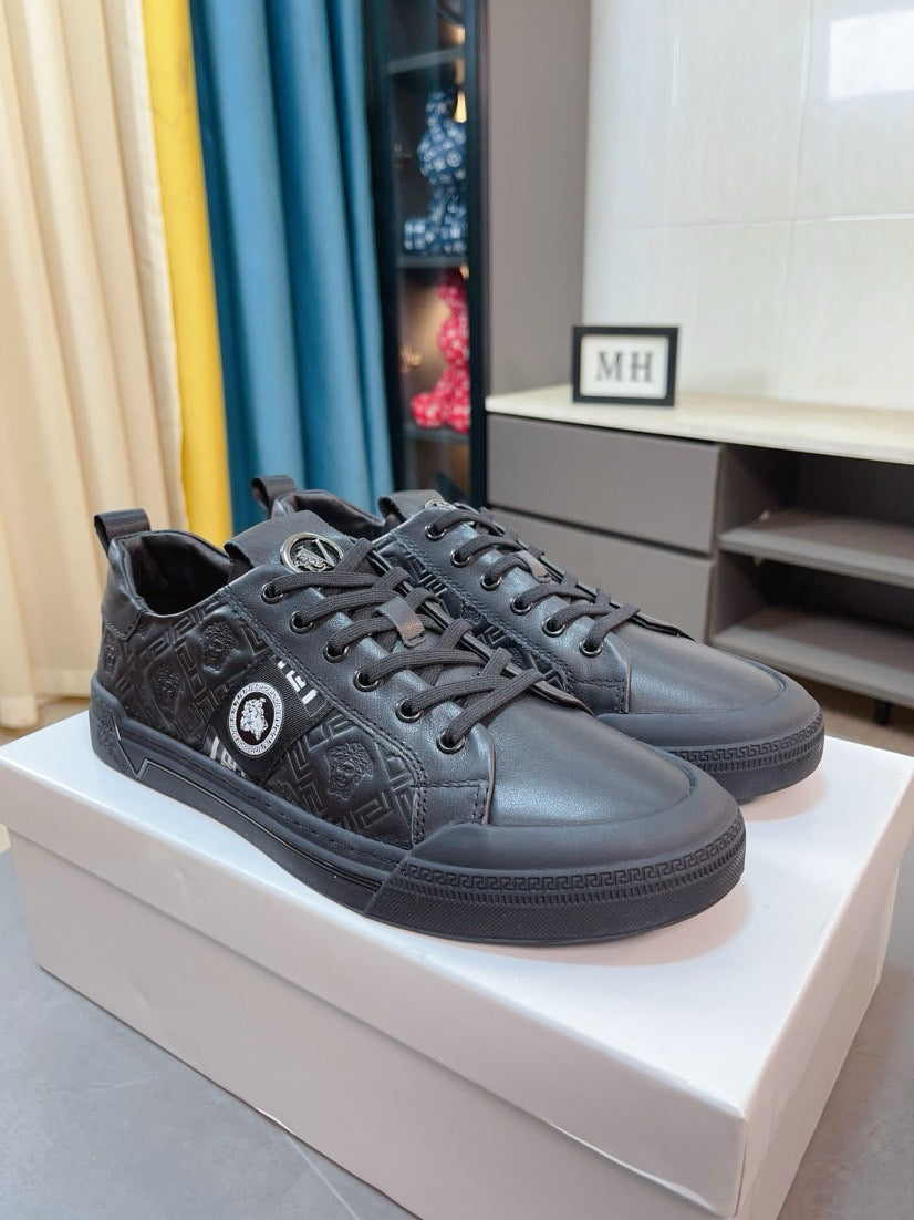 Low-top sneakers in dark gray, lace-up, textured upper with logo badge
