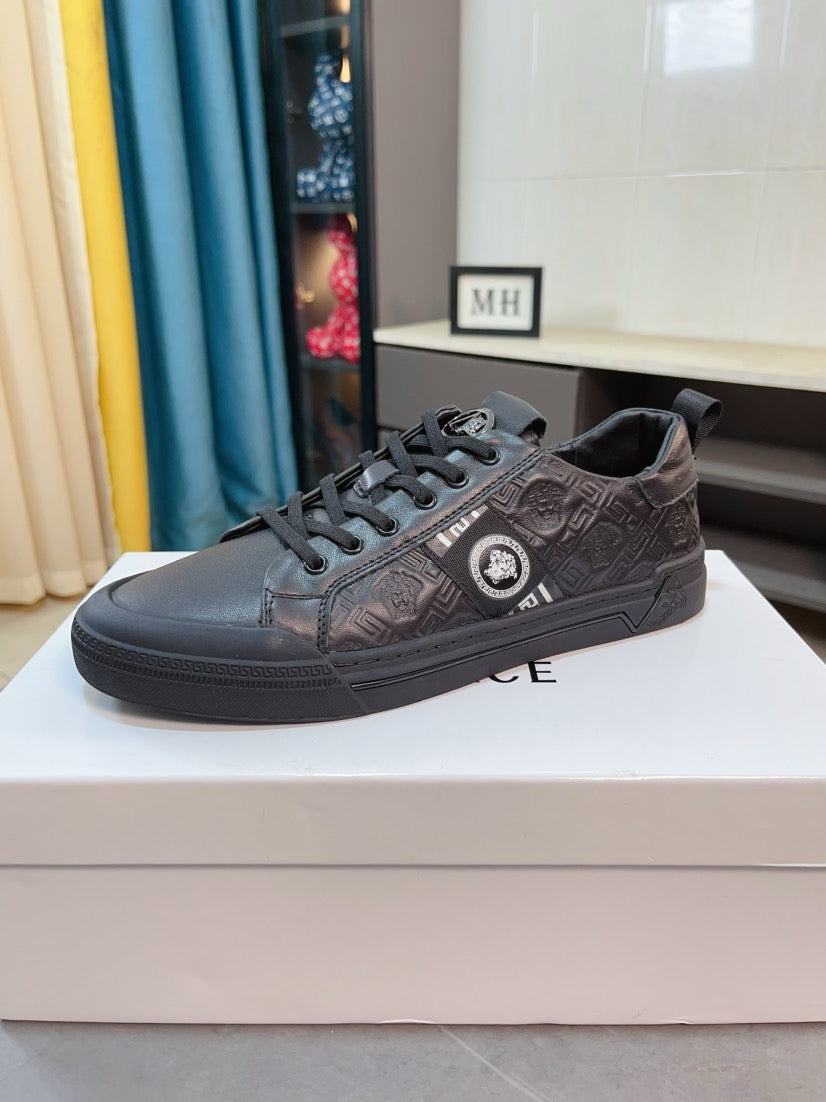 Low-top sneakers in dark gray, lace-up with embossed pattern and logo patch