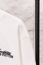 White long-sleeve sweatshirt with smooth shoulder and side seam