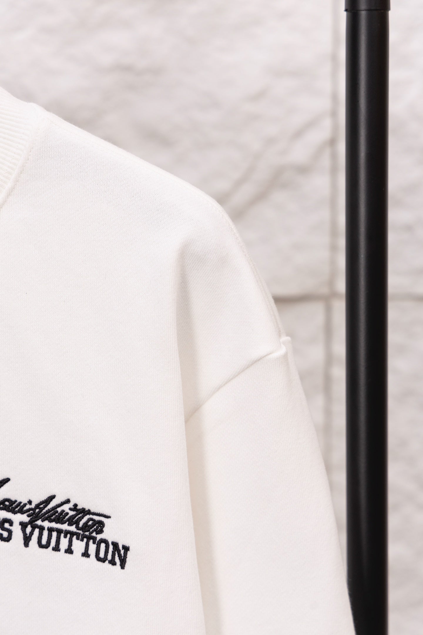 White long-sleeve sweatshirt with smooth shoulder and side seam