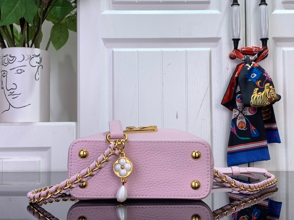 Louis Vuitton bag in light pink textured leather, front clasp with gold hardware