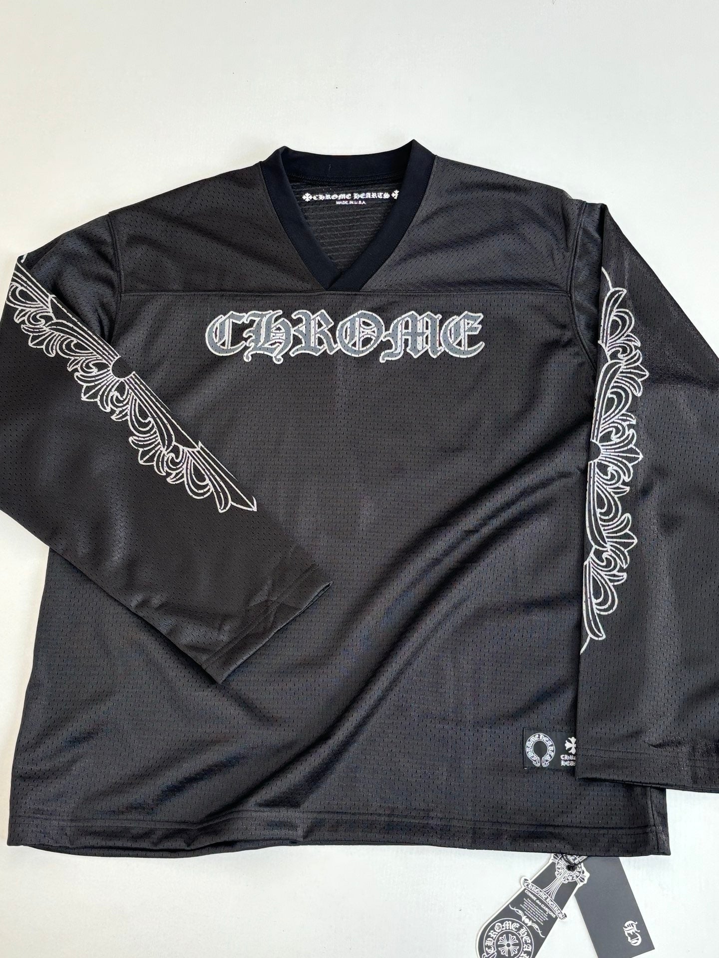 Chrome short long-sleeve jersey top with large front logo print and V-neck in dark charcoal